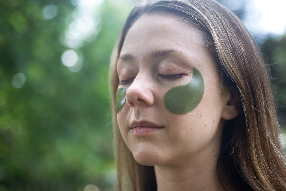 Mujer con parches para el contorno de ojos